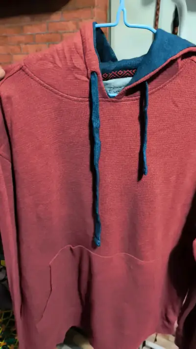Polerón con capucha rojo y azul para hombre - miniatura 1