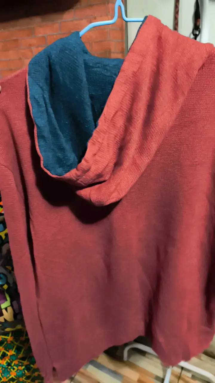 Polerón con capucha rojo y azul para hombre - 2