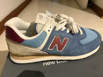 Zapatillas New Balance 574 azul y burdeos - miniatura 1