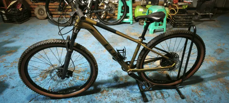 Bicicleta de montaña Cube dorada en buen estado - 1