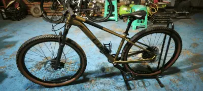 Bicicleta de montaña Cube dorada en buen estado - miniatura 1
