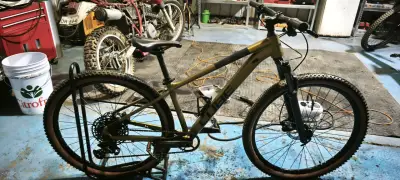 Bicicleta de montaña Cube dorada en buen estado - miniatura 2