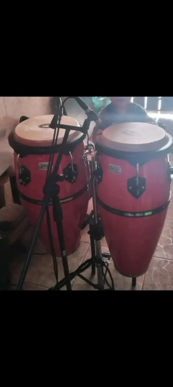 Set de Congas Rojas con Soporte - 4
