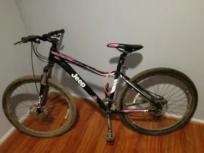Bicicleta Jeep montaña negra y rosa - miniatura 1