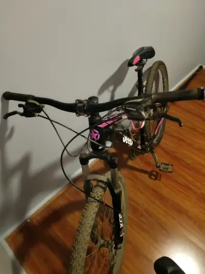 Bicicleta Jeep montaña negra y rosa - miniatura 2