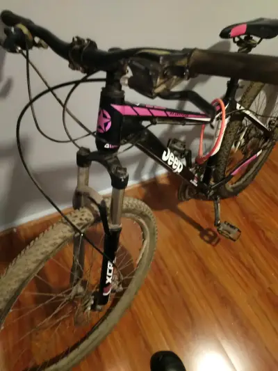 Bicicleta Jeep montaña negra y rosa - miniatura 3