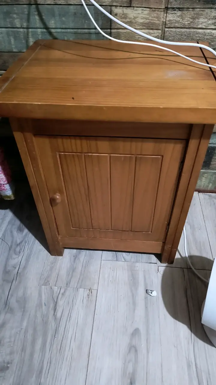 Velador de madera clásico en buen estado