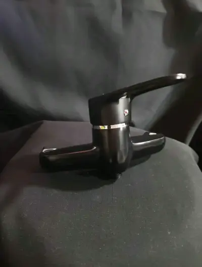 Grifo de ducha negro con manguera flexible - miniatura 3