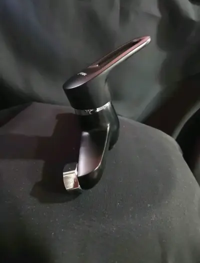 Grifo de ducha negro con manguera flexible - miniatura 4