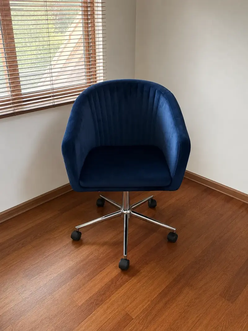 Silla de oficina azul con ruedas - 1