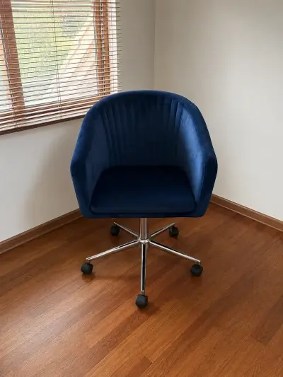 Silla de oficina azul con ruedas - miniatura 1