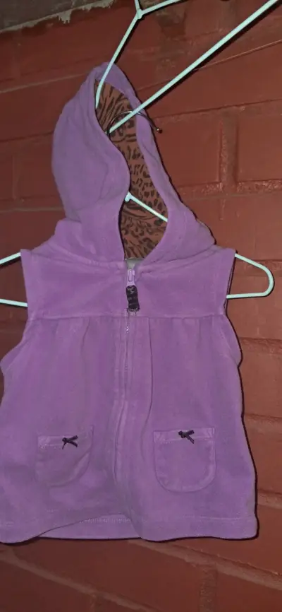 Chaleco sin mangas morado para bebé Carter's - miniatura 2