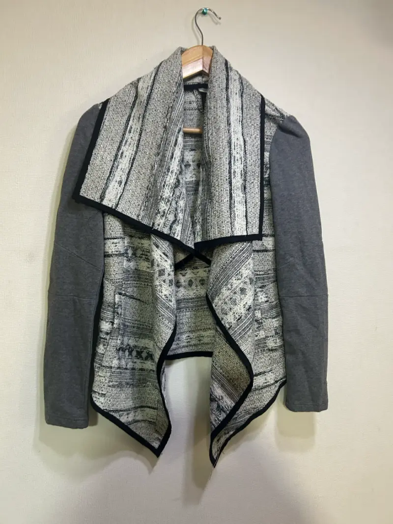 Chaqueta abierta de punto gris y negro