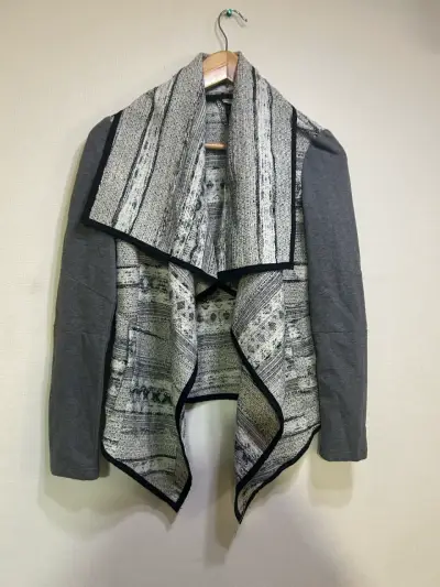 Chaqueta abierta de punto gris y negro - miniatura 1