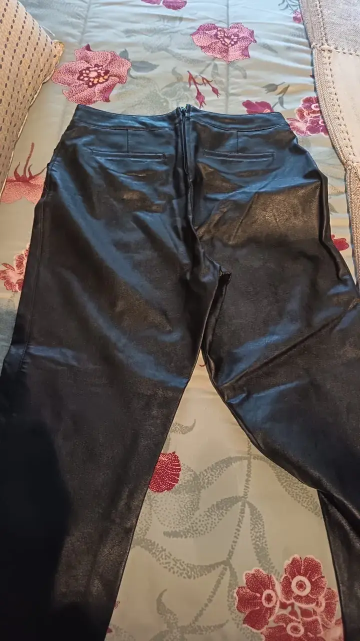 Pantalones de cuero sintético negro para mujer - 1