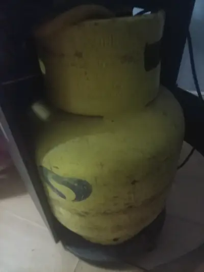 Balón de gas amarillo 15 kg usado - miniatura 1