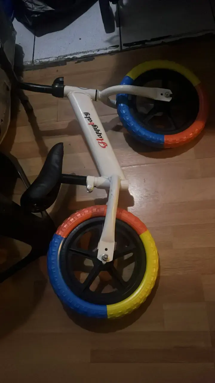 Bicicleta de equilibrio para niños con ruedas coloridas