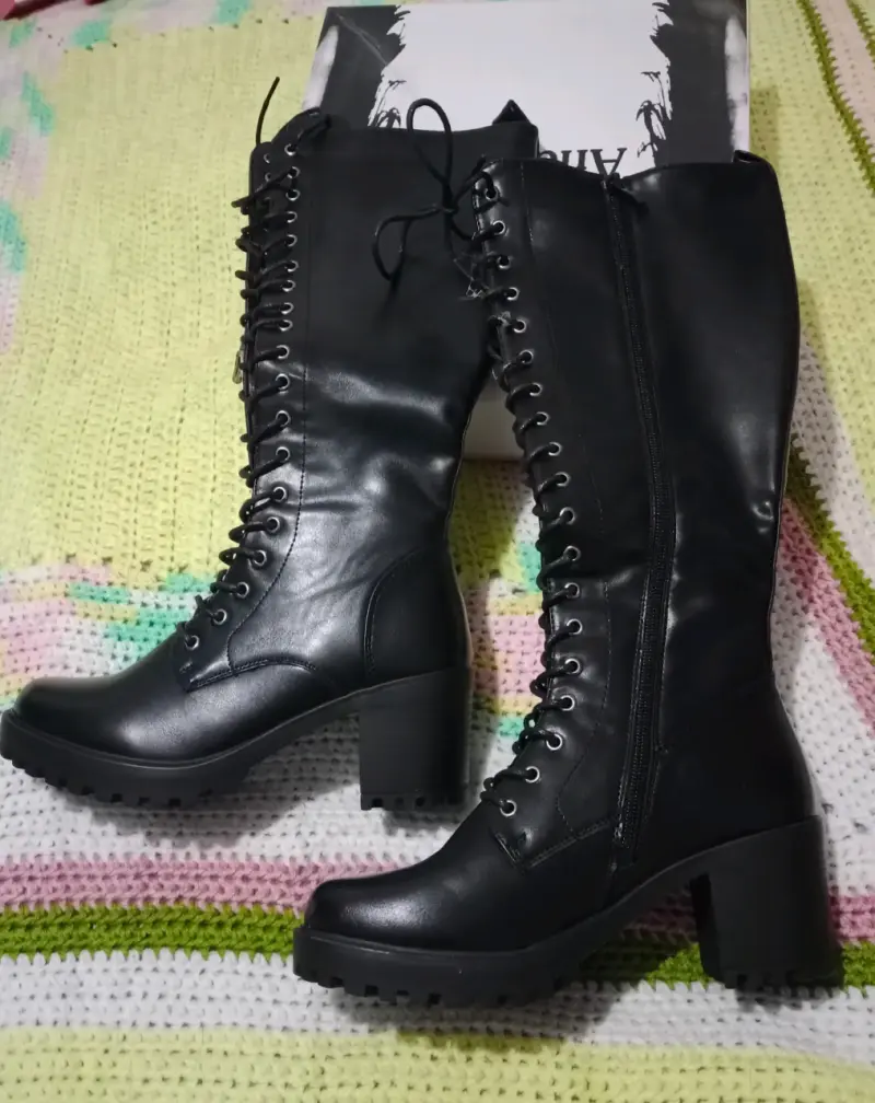 Botas negras de cuero con plataforma y cordones - 1