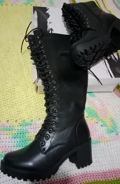 Botas negras de cuero con plataforma y cordones - miniatura 2