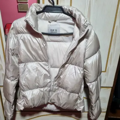 Chaqueta acolchada rosa platinada para niña. - miniatura 2