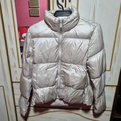 Chaqueta acolchada rosa platinada para niña. - miniatura 3