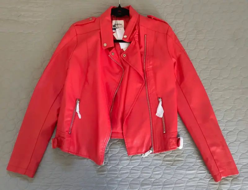 Chaqueta de cuero sintético roja para mujer