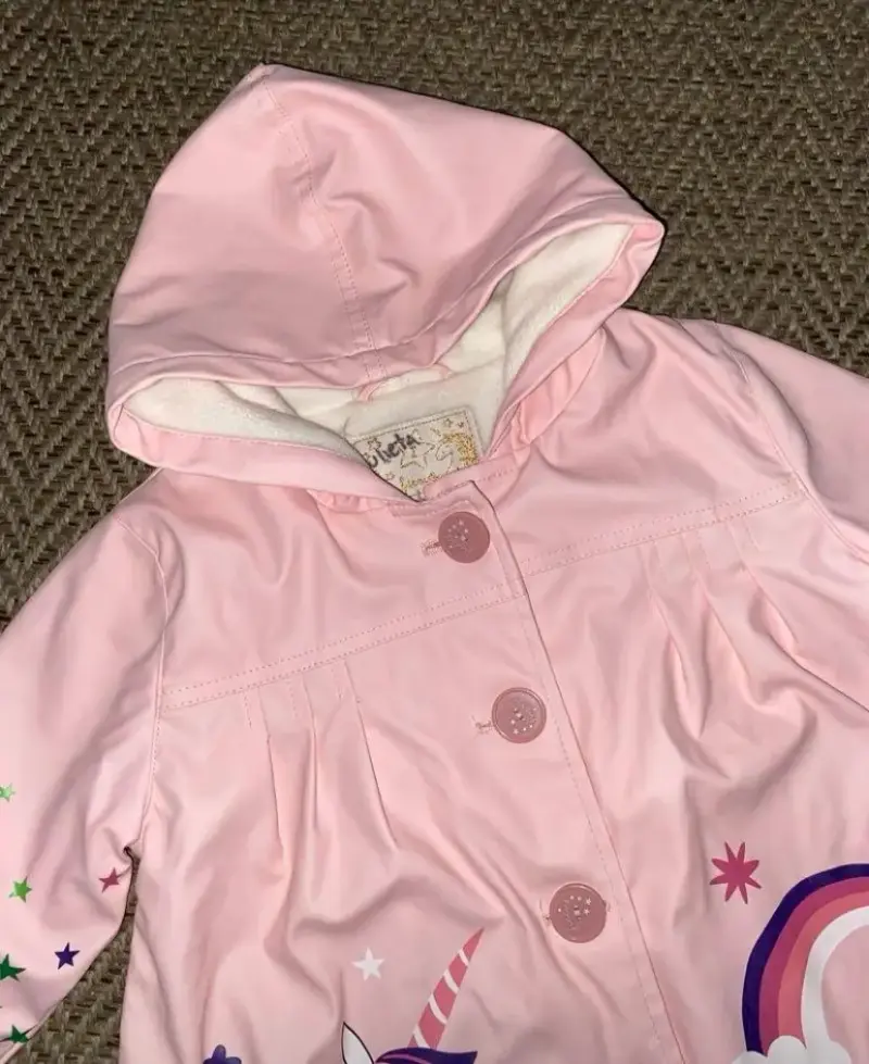 Abrigo infantil rosa con unicornio y arcoíris - 3
