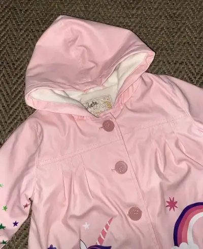 Abrigo infantil rosa con unicornio y arcoíris - miniatura 3