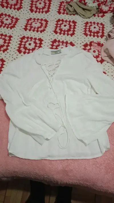 Blusa blanca con cordones talla M - miniatura 1