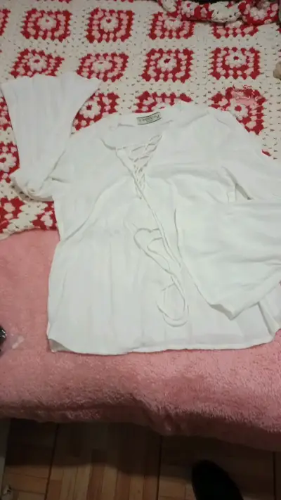 Blusa blanca con cordones talla M - miniatura 3