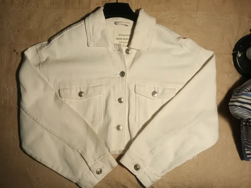 Chaqueta de mezclilla blanca estilo casual - 1