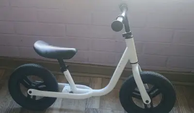 Bicicleta de equilibrio infantil blanca - miniatura 1