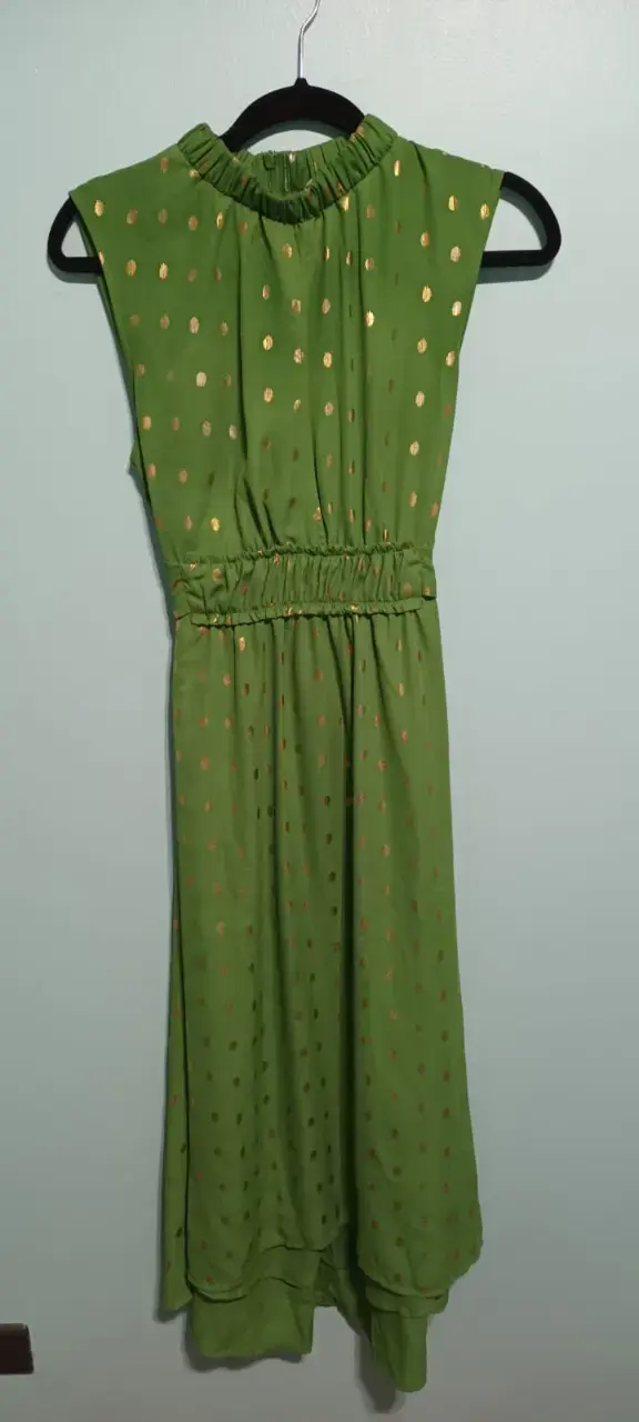 Vestido verde con lunares dorados