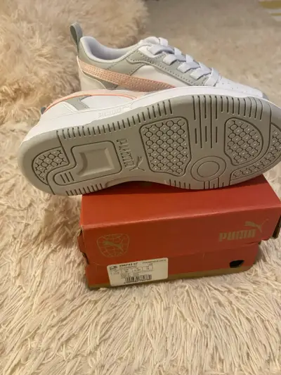 Zapatillas deportivas Puma blancas y rosadas - miniatura 3