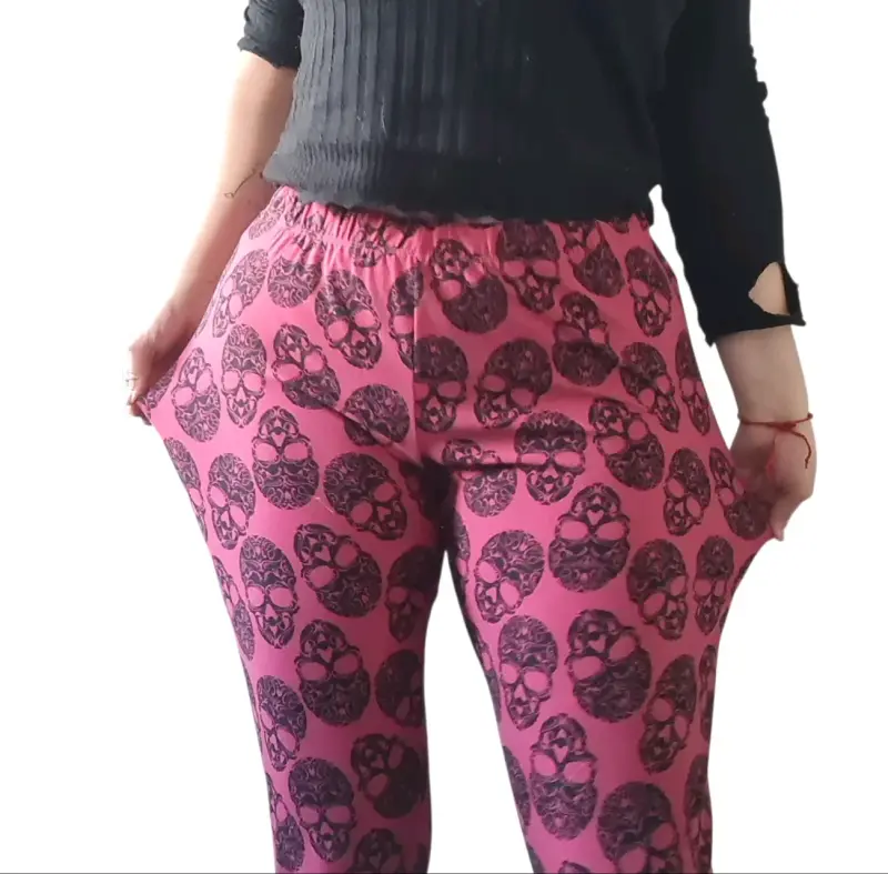 Calzas con estampado de calaveras