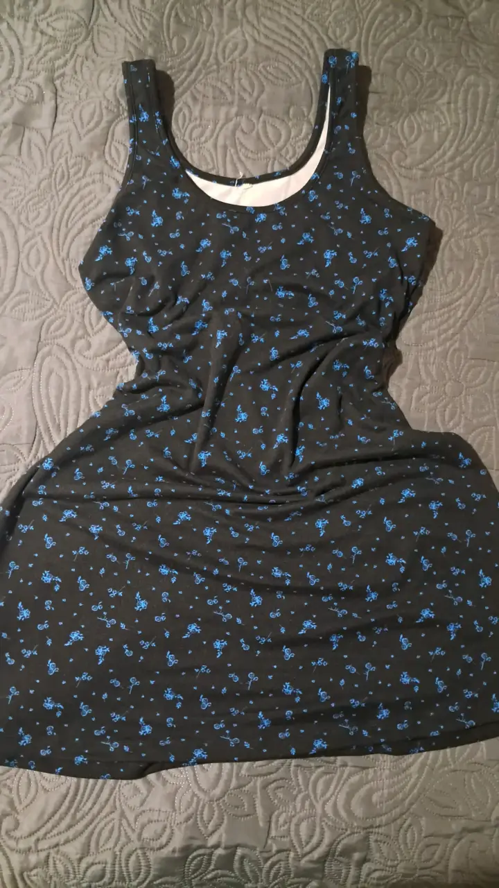 Vestido negro con estampado floral azul - 1