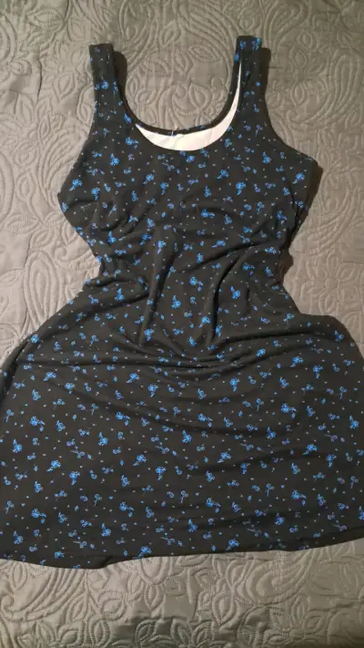 Vestido negro con estampado floral azul - miniatura 1
