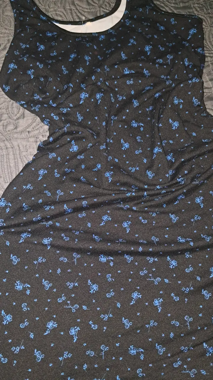 Vestido negro con estampado floral azul - 2