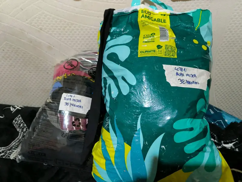 Lote de ropa mujer variada 38 prendas - 2