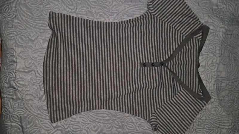 Polera de rayas gris con botones