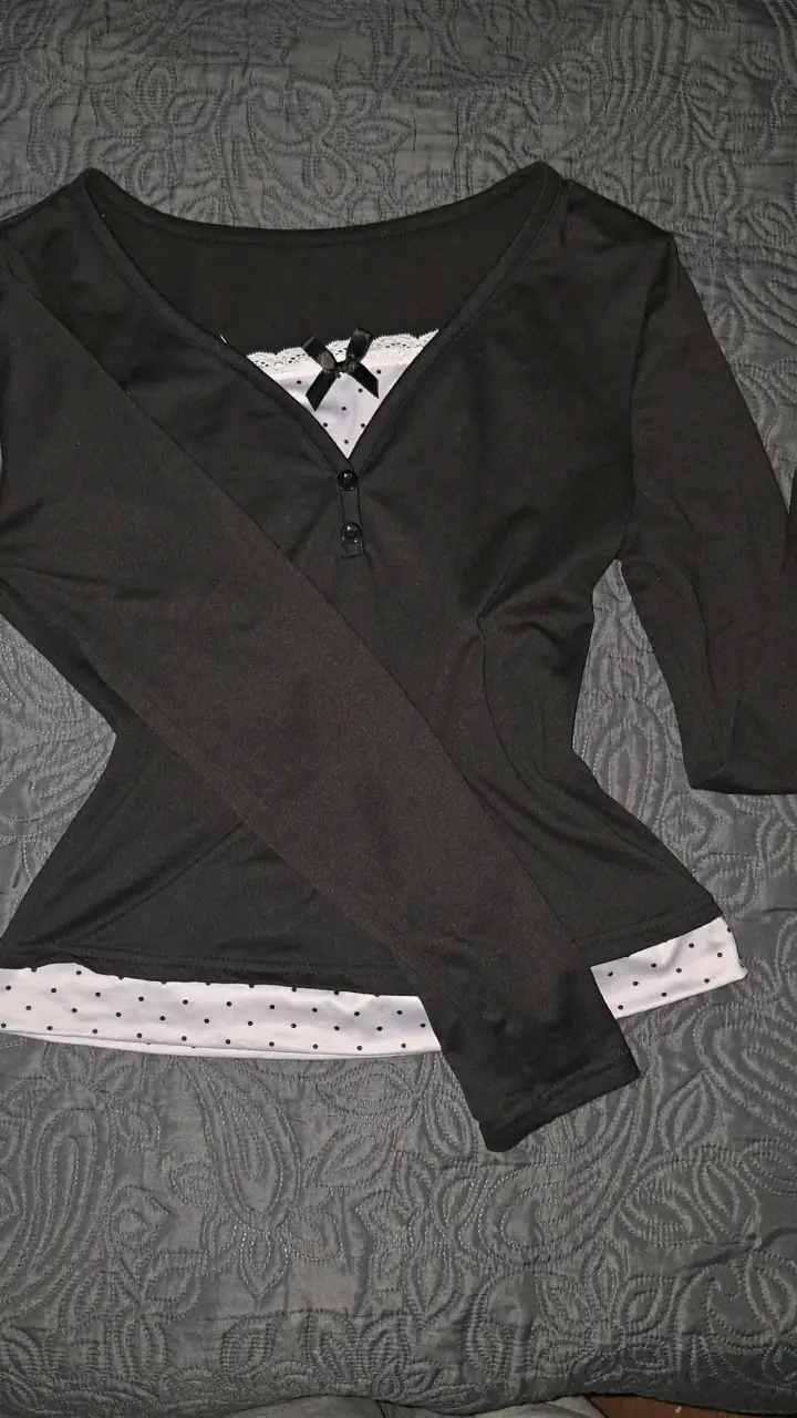 Polera negra con detalles en encaje y lunares