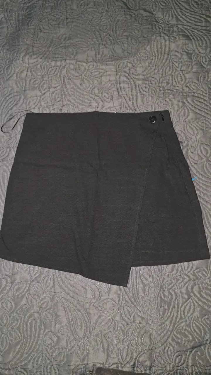 Falda negra elegante para mujer