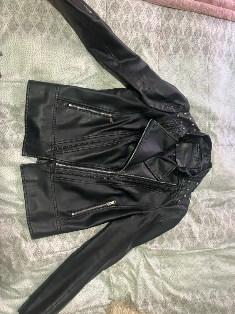 Chaqueta de cuero negra con cierre y tachas - 1