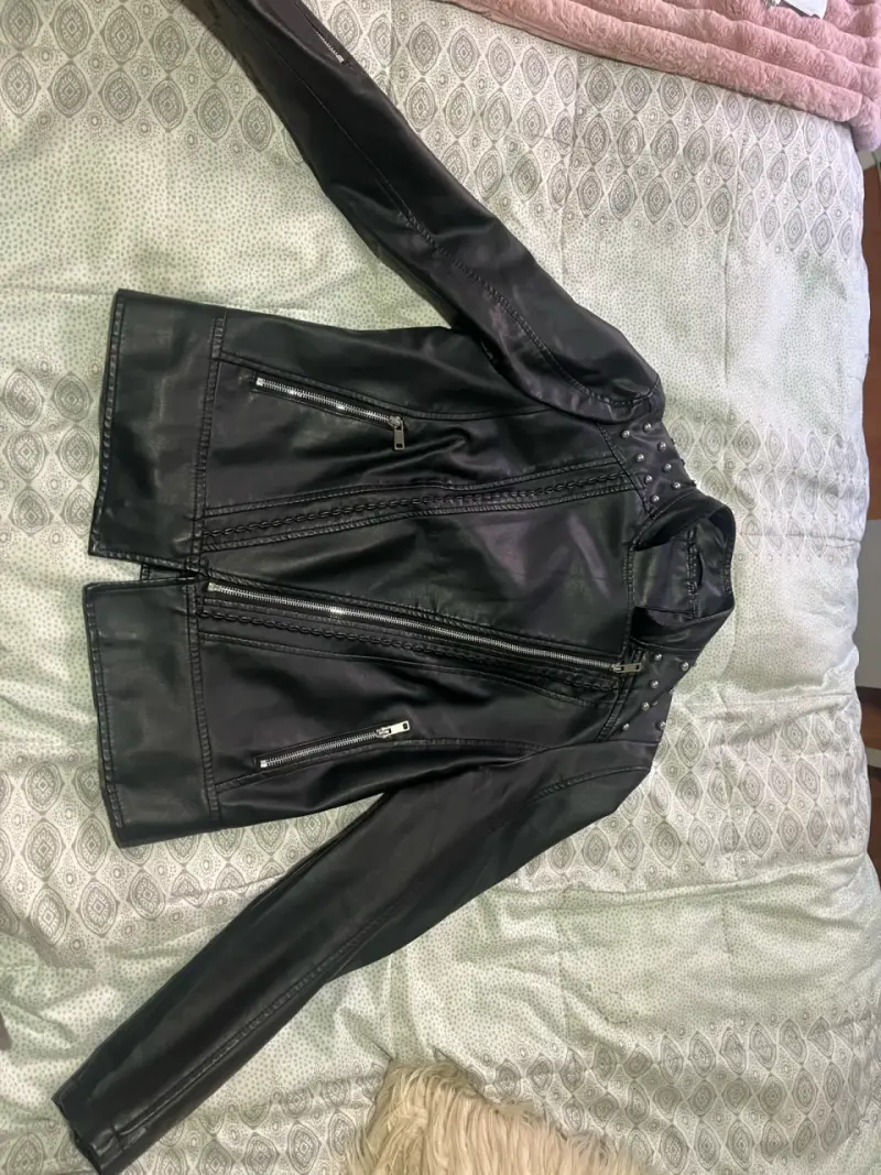 Chaqueta de cuero negra con cierre y tachas - 2