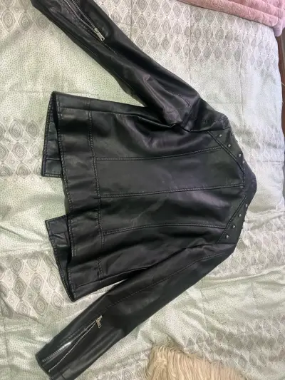 Chaqueta de cuero negra con cierre y tachas - miniatura 3