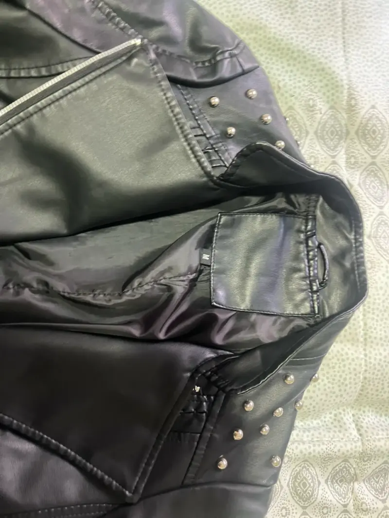 Chaqueta de cuero negra con cierre y tachas - 4