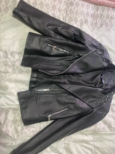 Chaqueta de cuero negra con cierre y tachas - miniatura 5