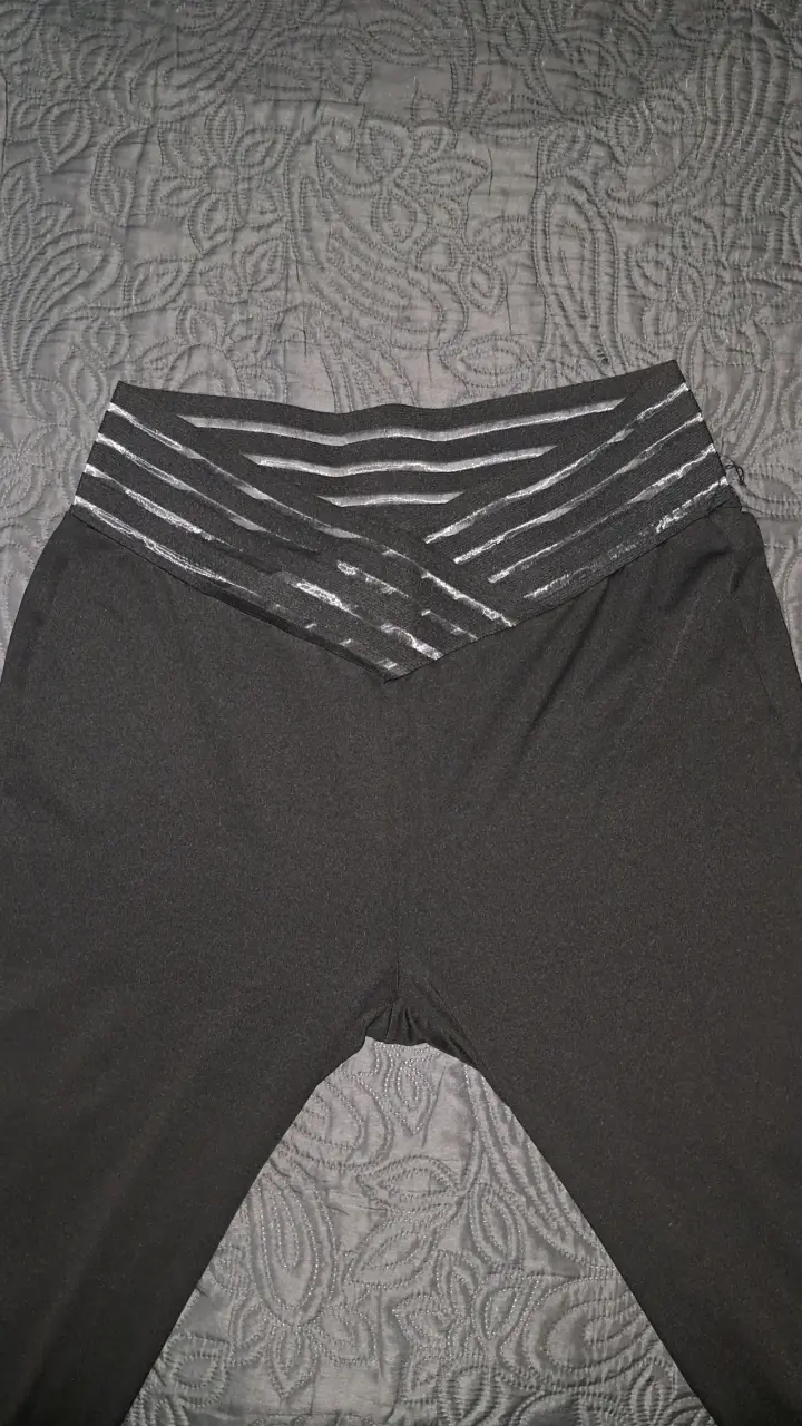 Pantalones deportivos negros con cintura estampada - 1