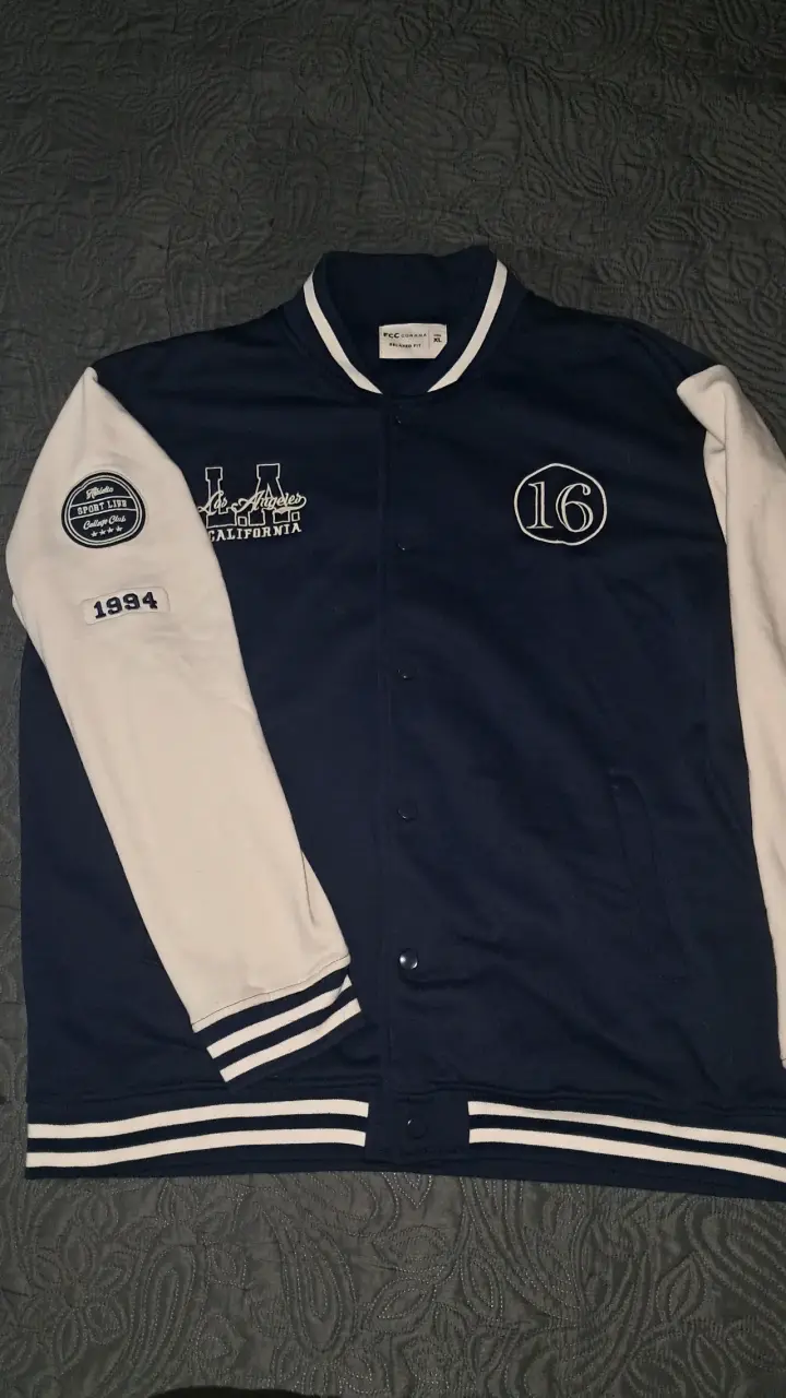 Chaqueta varsity azul y blanca estilo universitario - 1