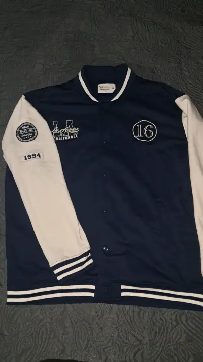 Chaqueta varsity azul y blanca estilo universitario - miniatura 1